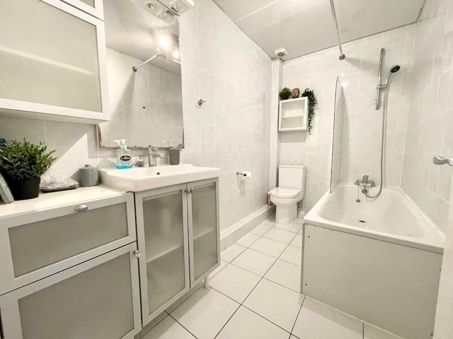 *new* Beautiful 2 Bedroom House In Location Appartement