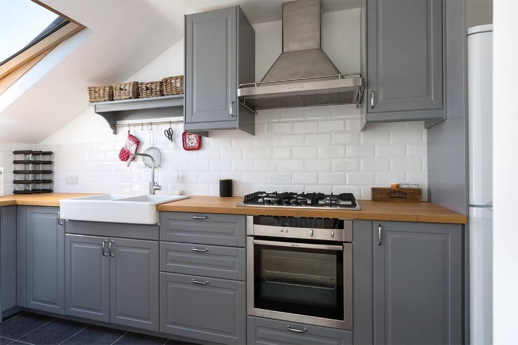 Spacious 3 Bedroom Flat With Terrace Apartment *