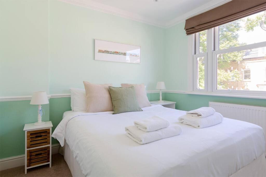 Apartment Spacious 3 Bedroom Flat With Terrace *
