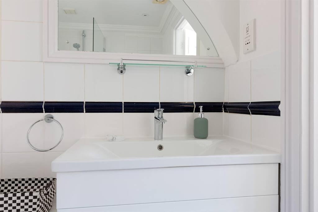 Apartment Spacious 3 Bedroom Flat With Terrace