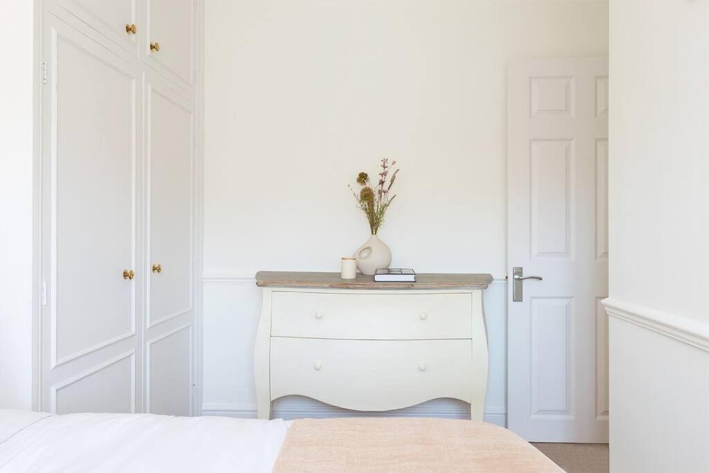 Spacious 3 Bedroom Flat With Terrace Apartment