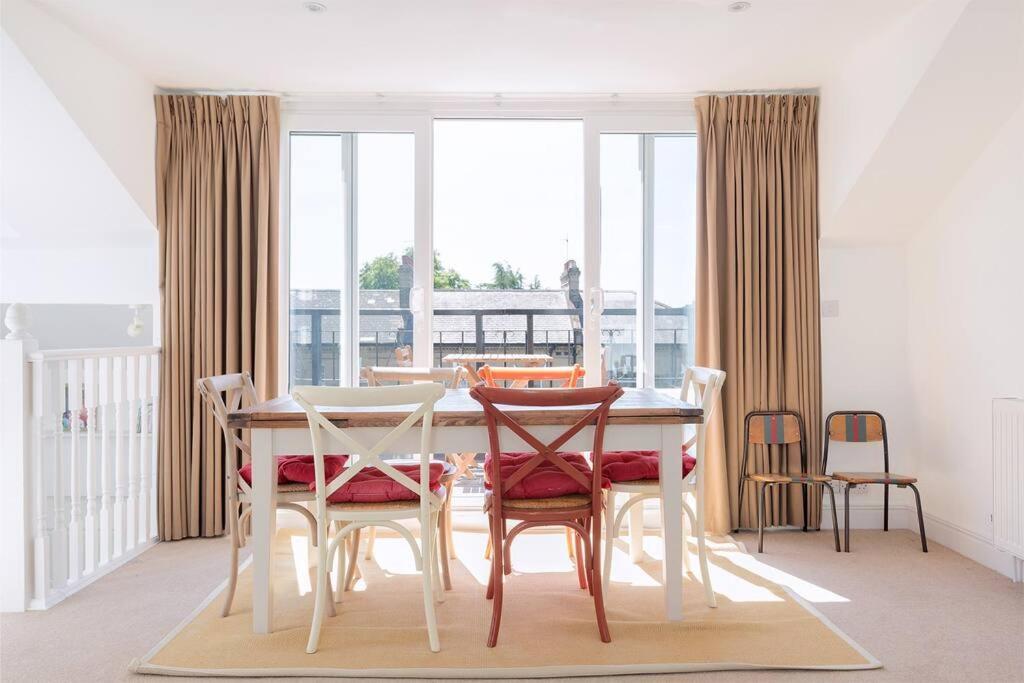 Apartment Spacious 3 Bedroom Flat With Terrace