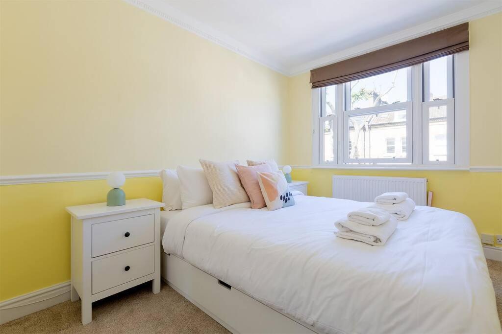 Apartment Spacious 3 Bedroom Flat With Terrace