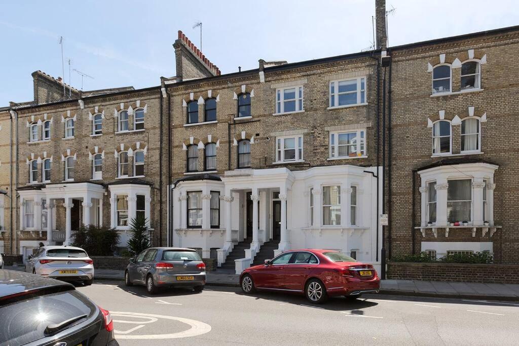 Spacious 3 Bedroom Flat With Terrace Apartment