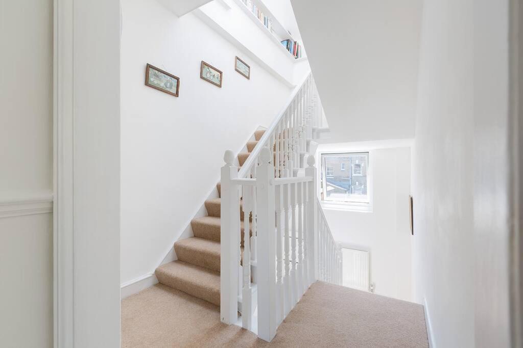 Spacious 3 Bedroom Flat With Terrace Apartment *