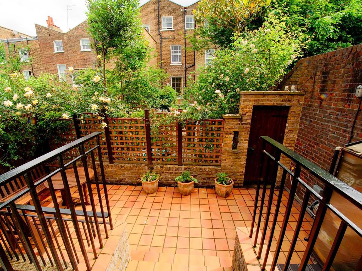 Serene Townhouse With Parking Ferienhaus London