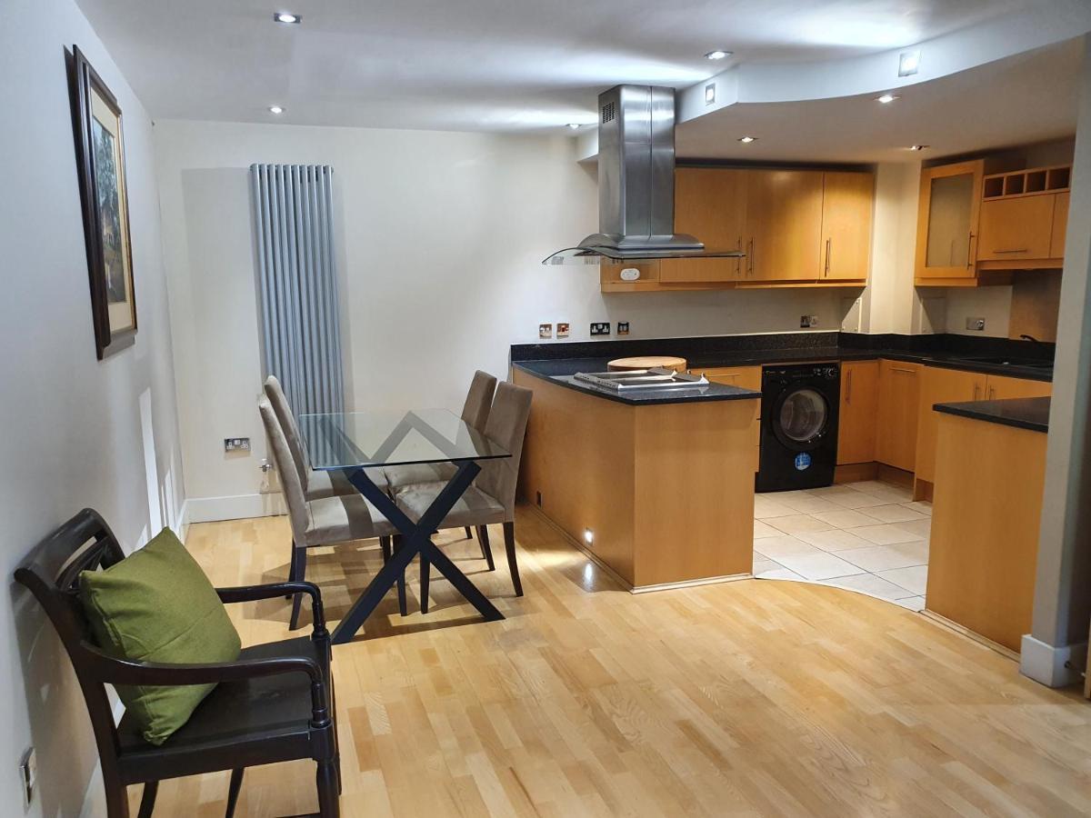 2 Bed Waterfront Luxury Apartment, E14 London
