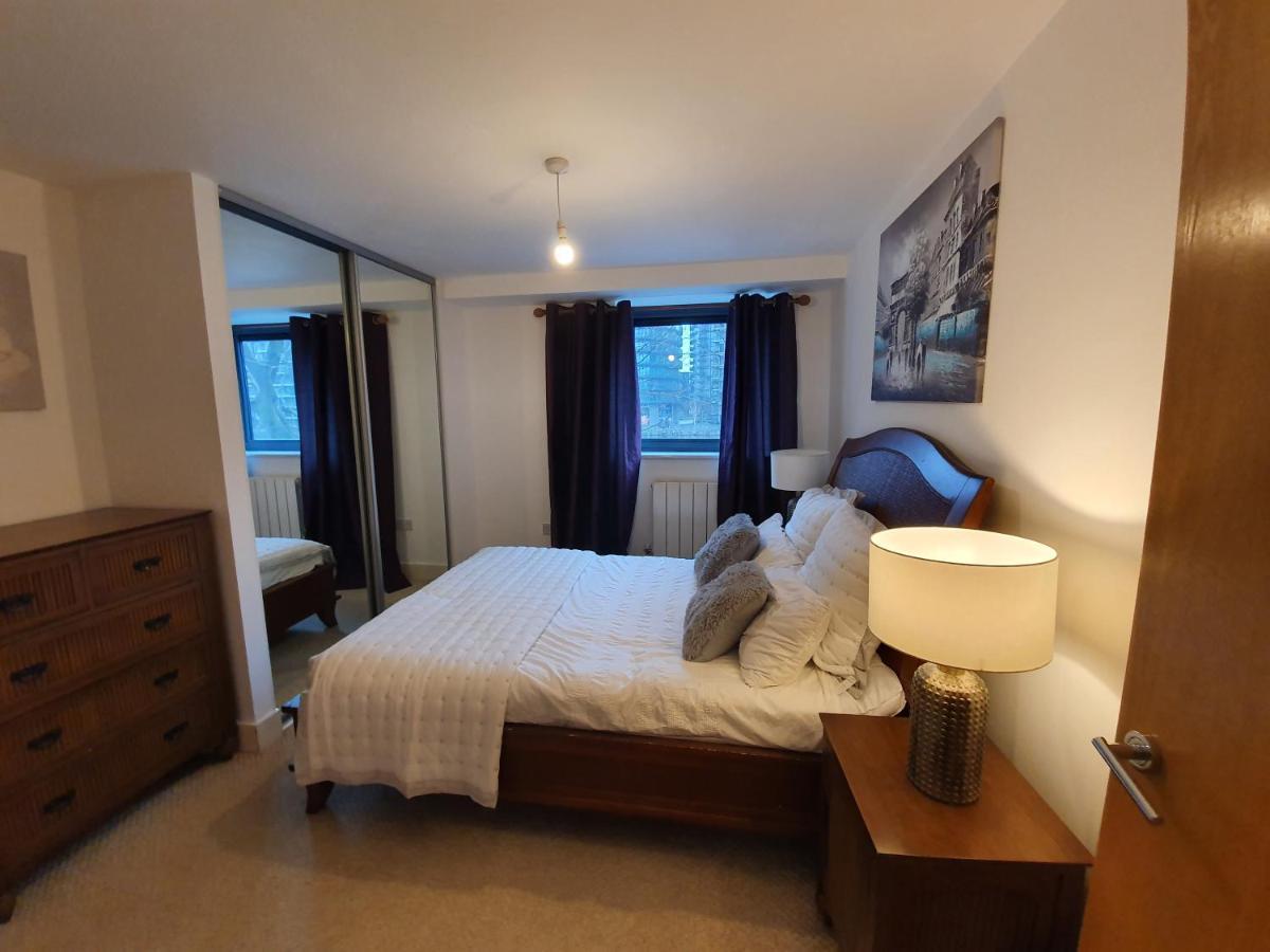 Apartment 2 Bed Waterfront Luxury Apartment, E14