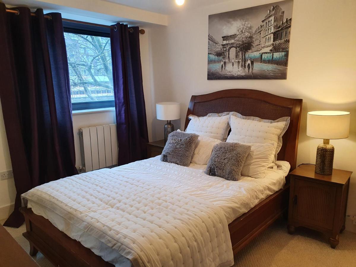 Apartment 2 Bed Waterfront Luxury Apartment, E14 *