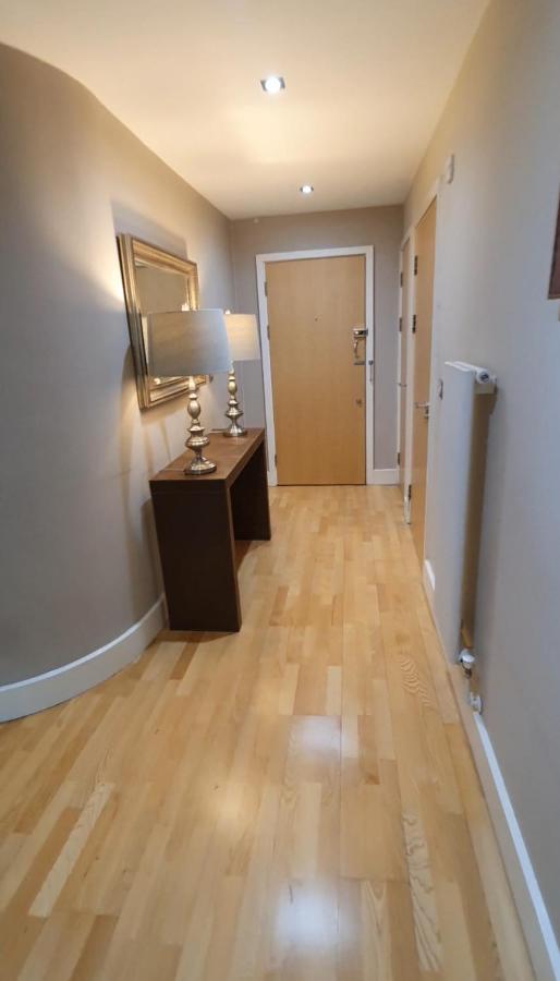 Apartment 2 Bed Waterfront Luxury Apartment, E14