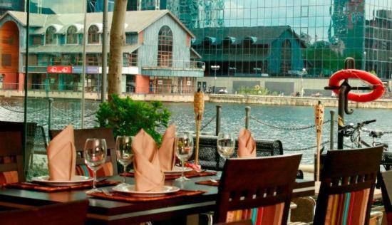 Apartment 2 Bed Waterfront Luxury Apartment, E14 London
