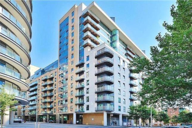 Apartment 2 Bed Waterfront Luxury Apartment, E14