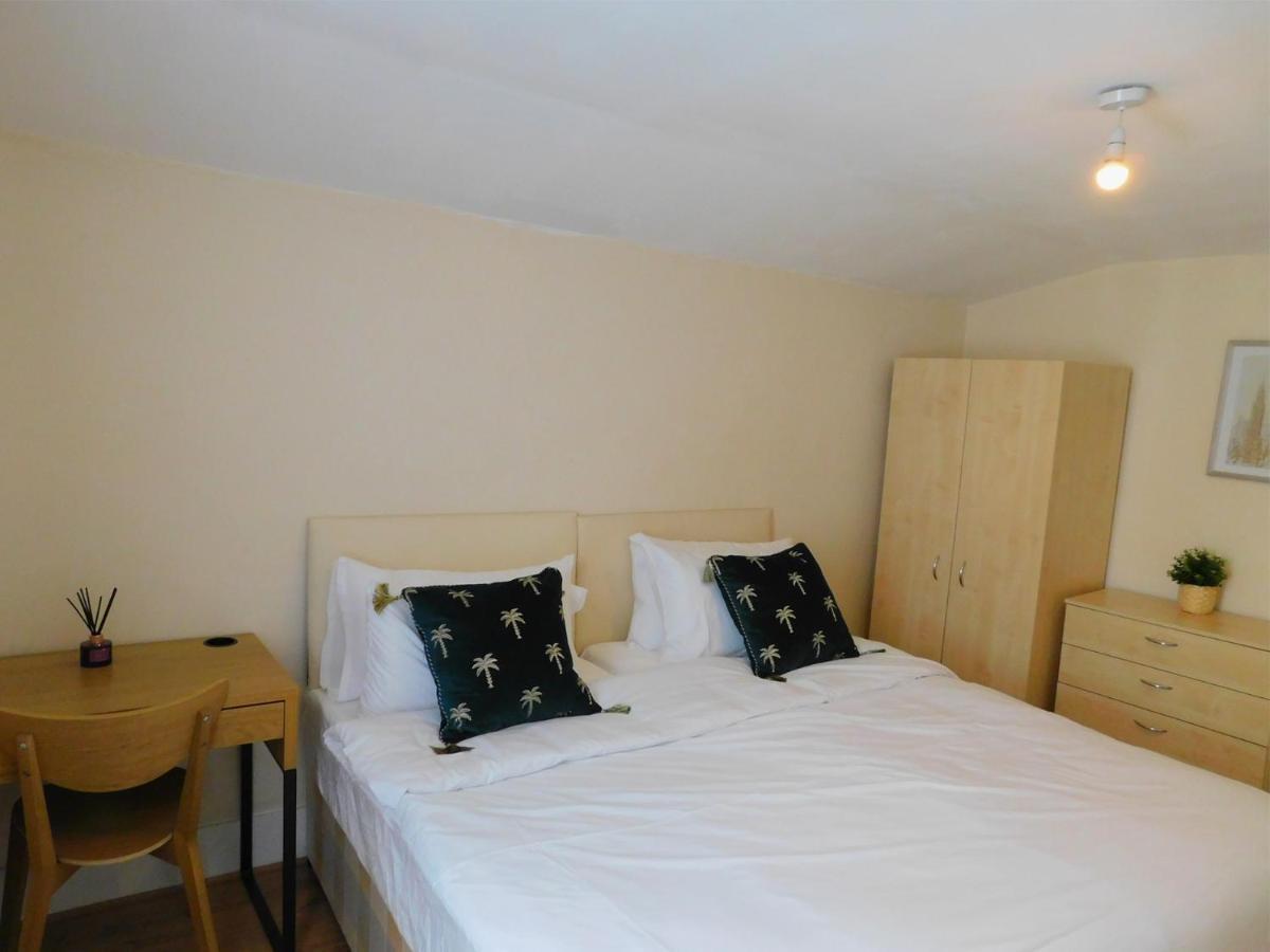 Entire 4 Bedroom Terrace House In Apartment *