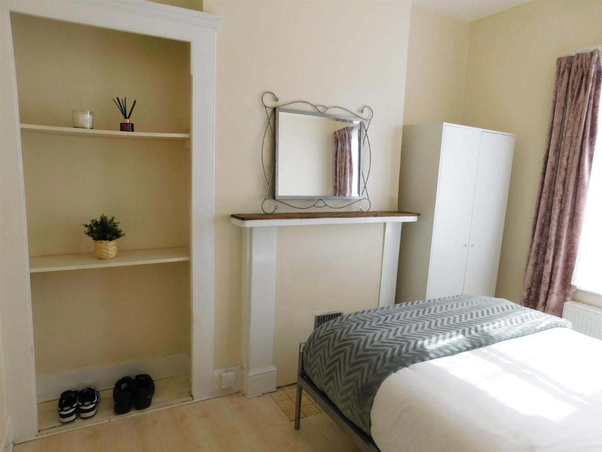 Apartment Entire 4 Bedroom Terrace House In London