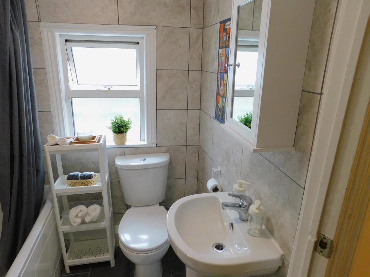 Apartment Entire 4 Bedroom Terrace House In *