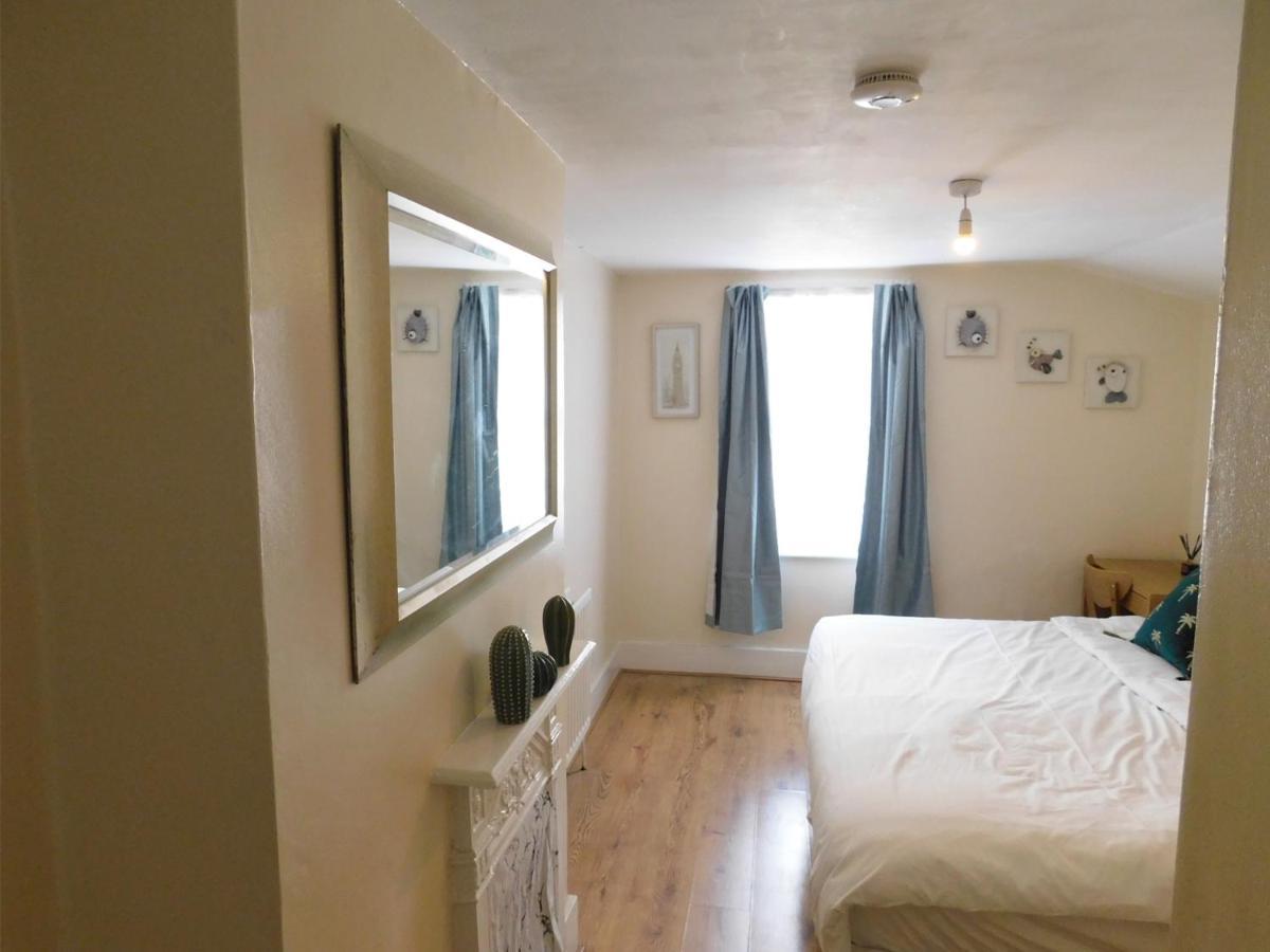 Apartment Entire 4 Bedroom Terrace House In London