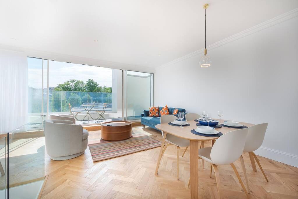 Stunning Two Bed Rh8 Appartement *