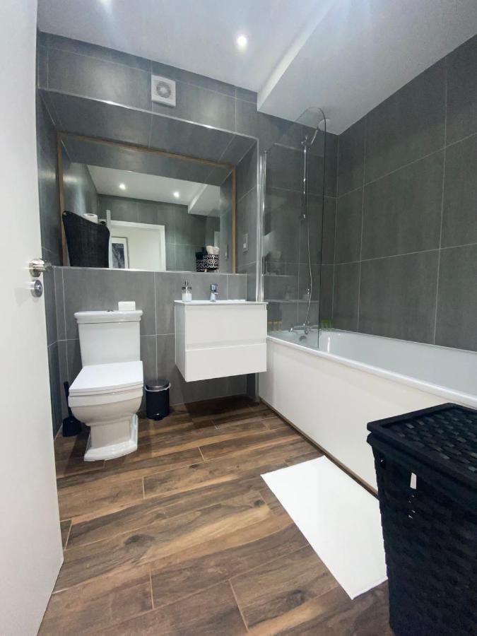 London, Jaccuzzi,newbuild, 2 Bedrooms Two Baths *