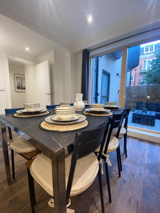 London, Jaccuzzi,newbuild, 2 Bedrooms Two Baths *
