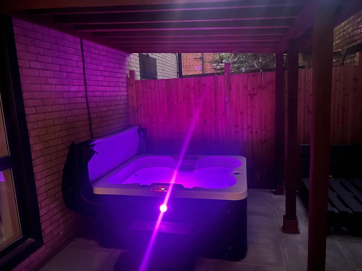 London, Jaccuzzi,newbuild, 2 Bedrooms Two Baths Leilighet