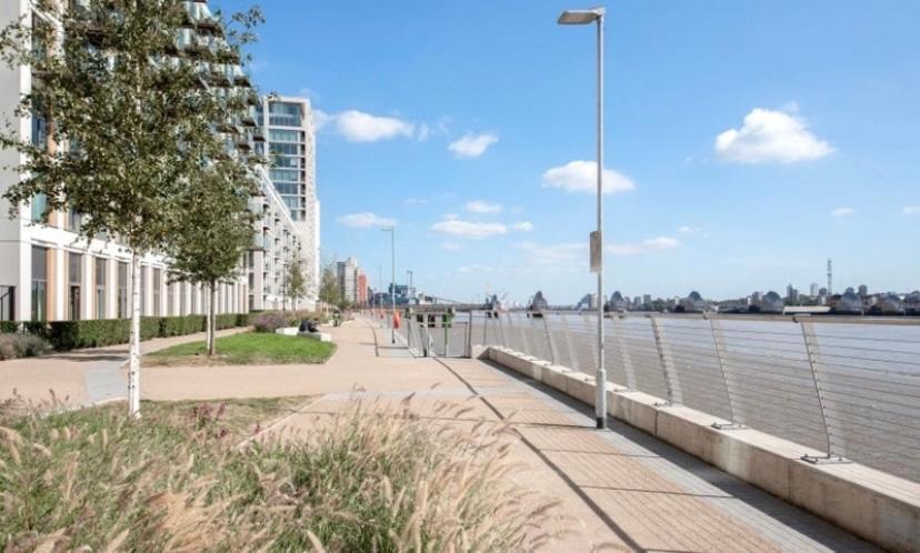 Large Double Overlooking The Thames * London