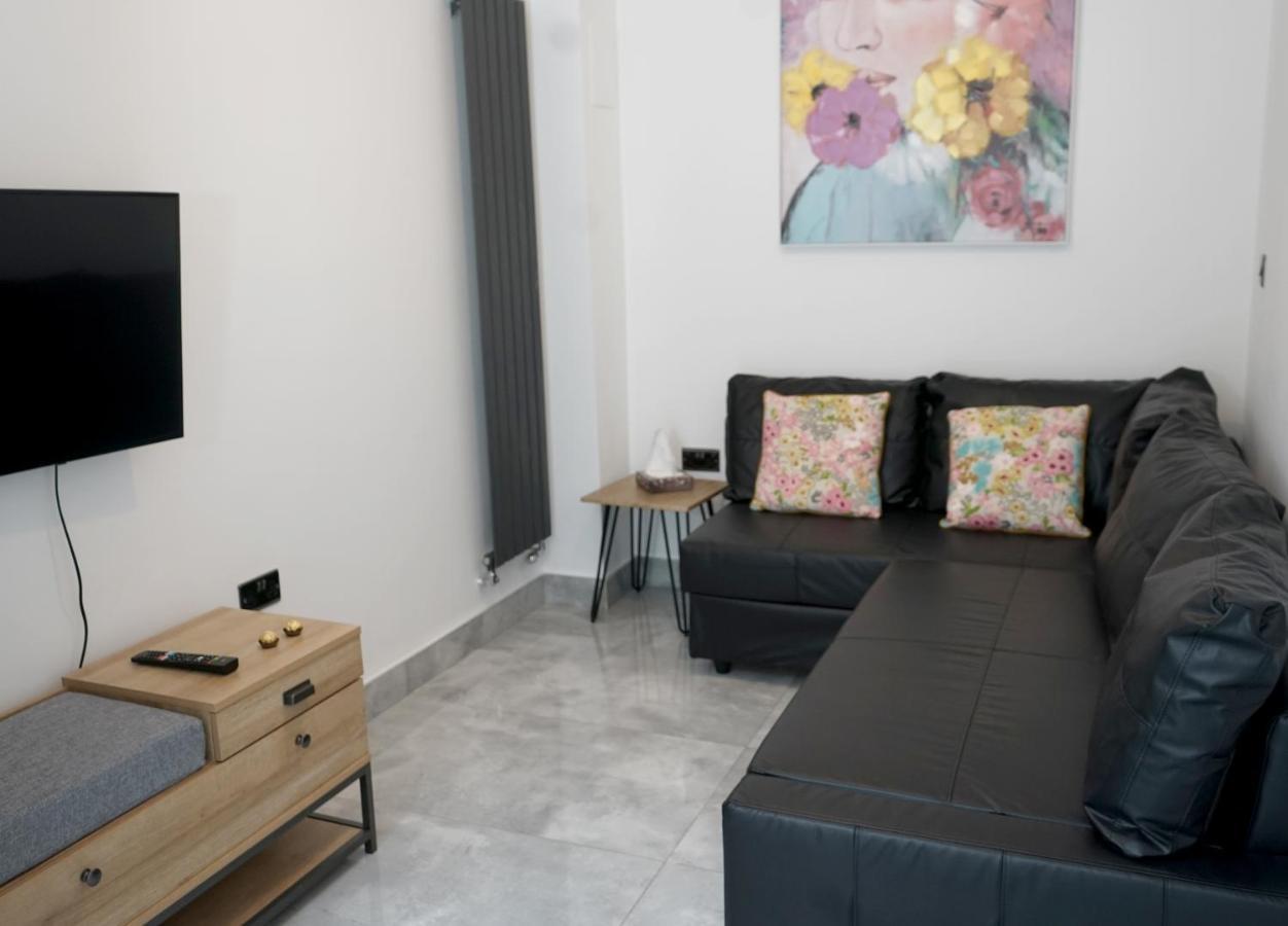 Luxury Garden Sleep 6, 2 Mins To Metro Appartement