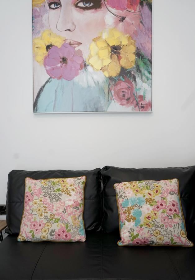 Luxury Garden Sleep 6, 2 Mins To Metro * Londen