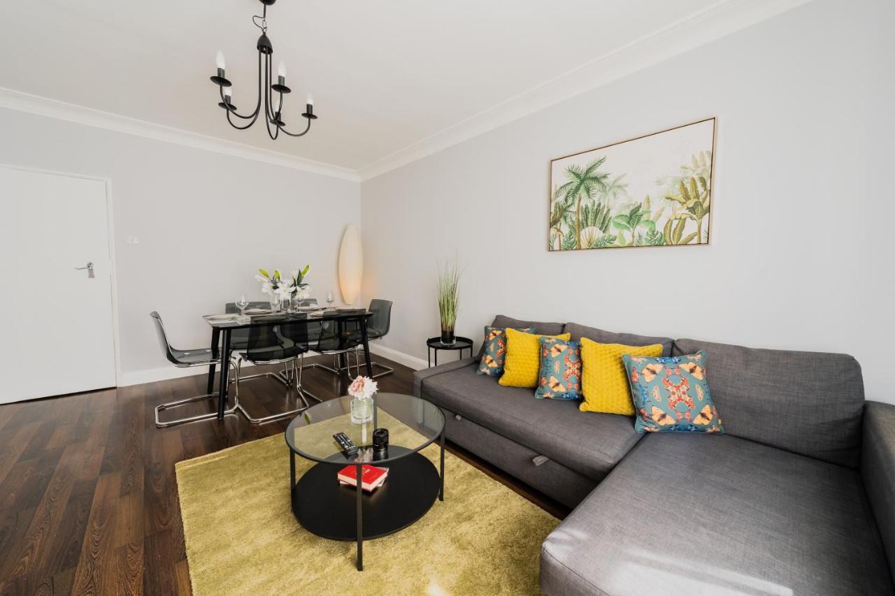 Baker Street Apartment *