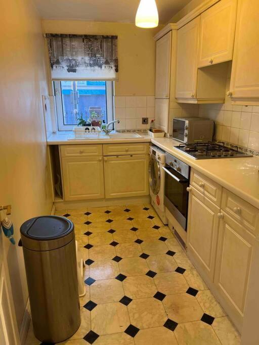 Lovely 2 Bedroom Flat In The Heart Of Water Wimbledon Leilighet