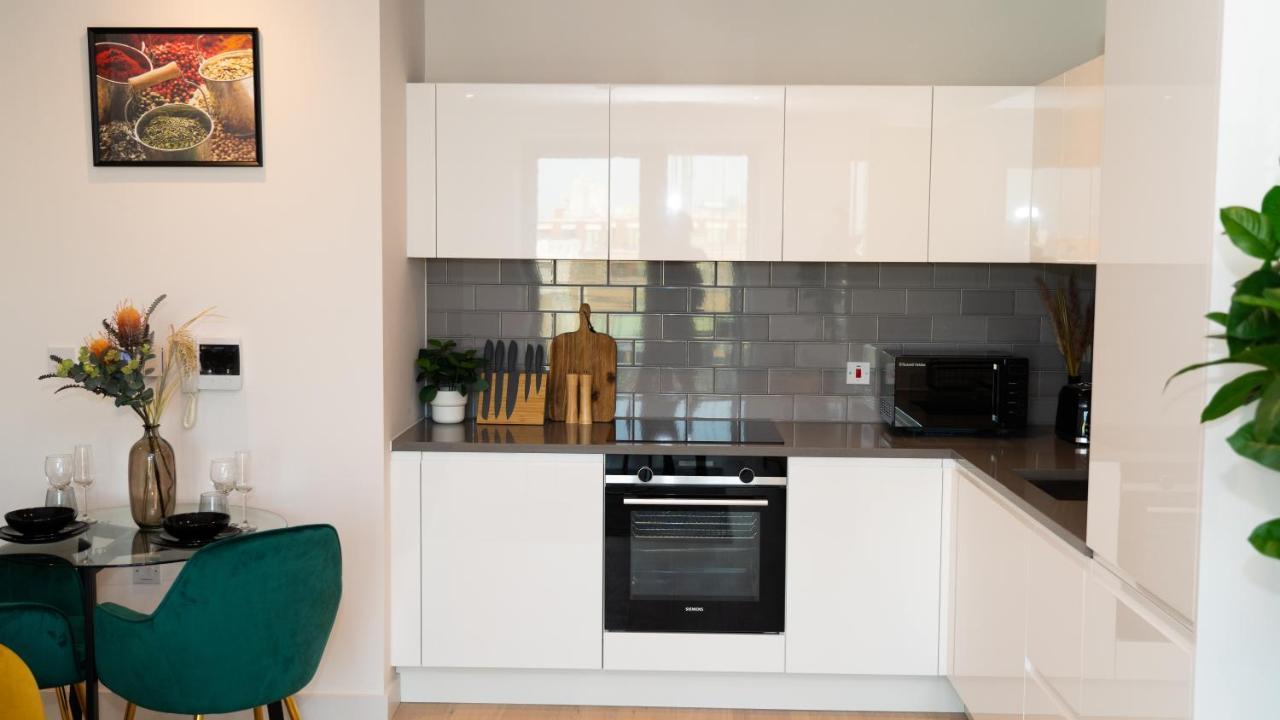 Lovely 1-bedroom With River & View. *