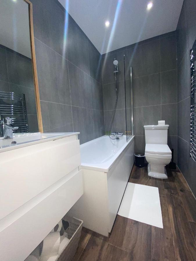 London, Jaccuzzi,newbuild, 2 Bedrooms Two Baths * London