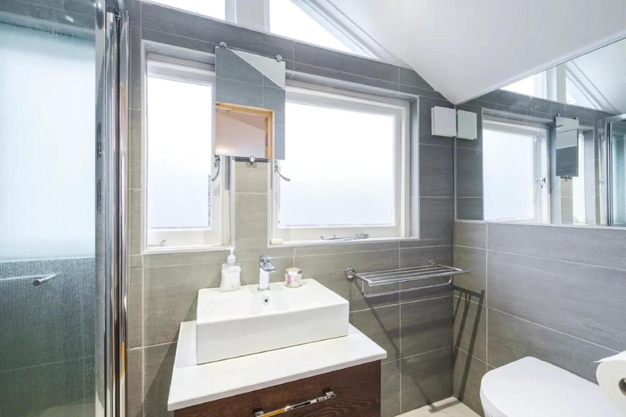New Stunning 5bd Mews House Feriehus London