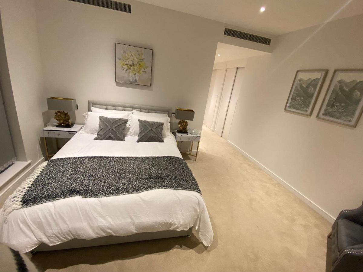 Marvelous 3 Bed Penthouse In Kewbridge Appartement Londen