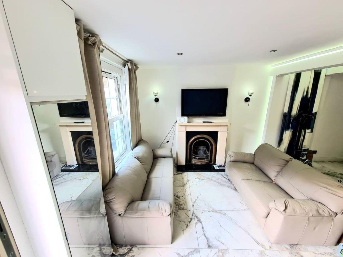 Charming 2-bed House In London