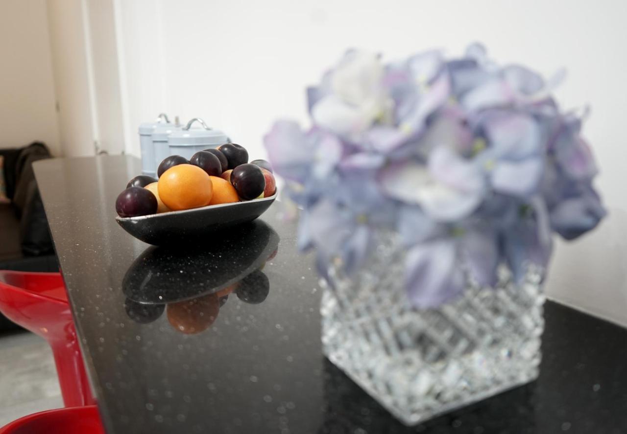 Appartement Luxury Garden Sleep 6, 2 Mins To Metro Londen
