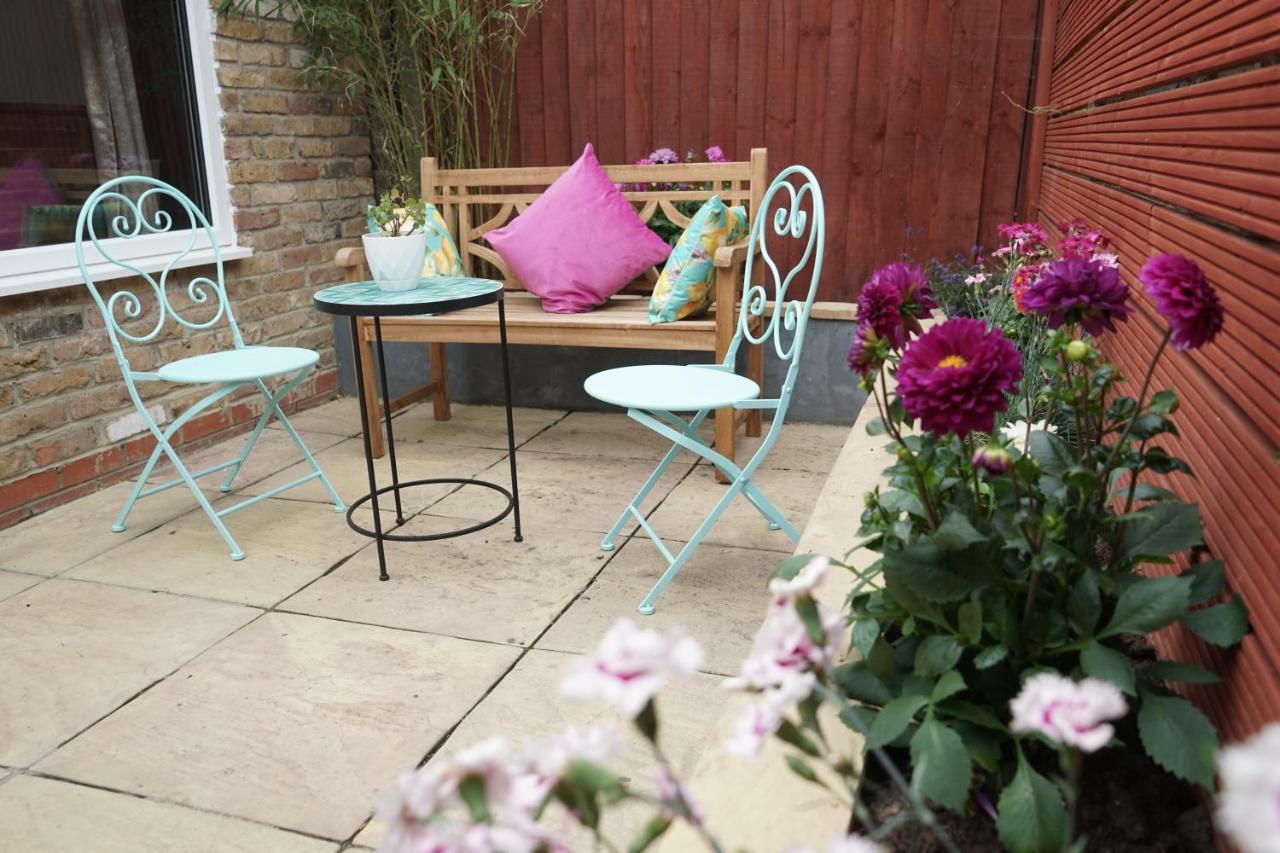 Luxury Garden Sleep 6, 2 Mins To Metro Appartement Londen