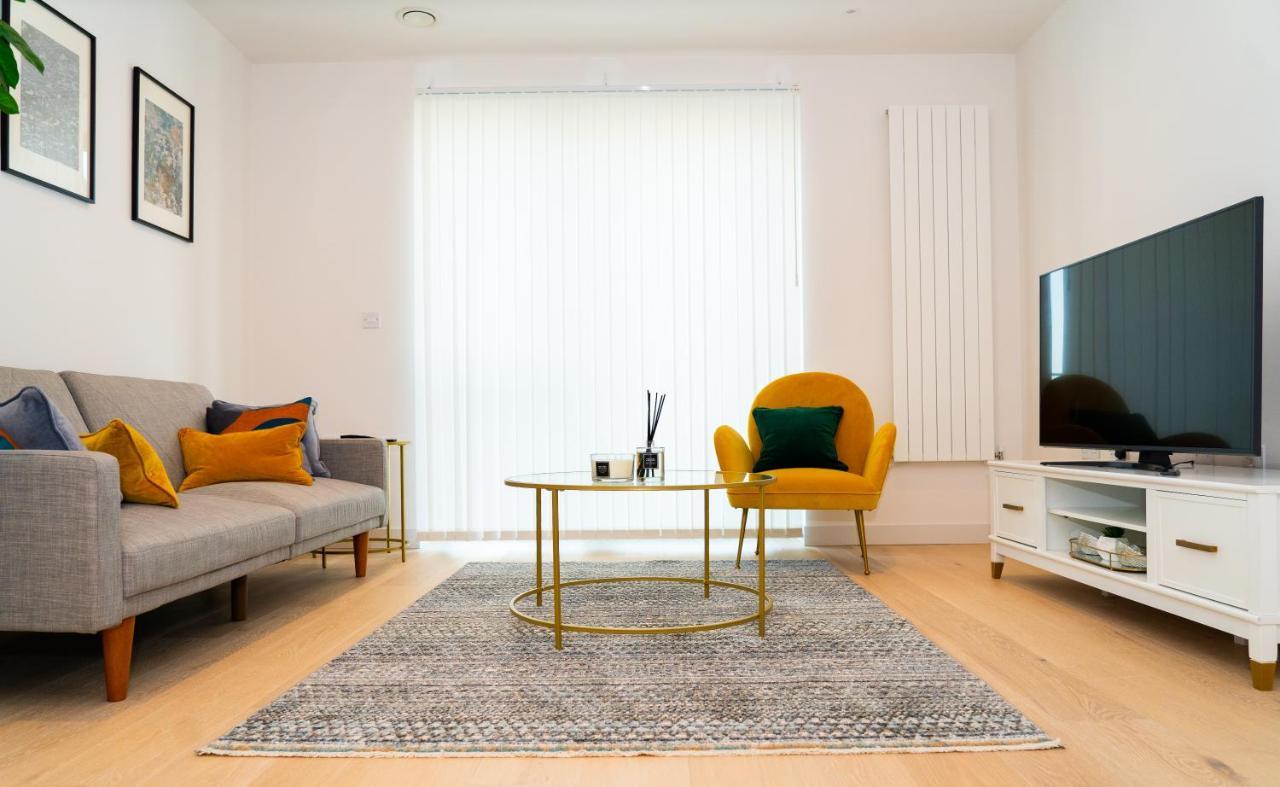 Apartment Lovely 1-bedroom With River & View. London