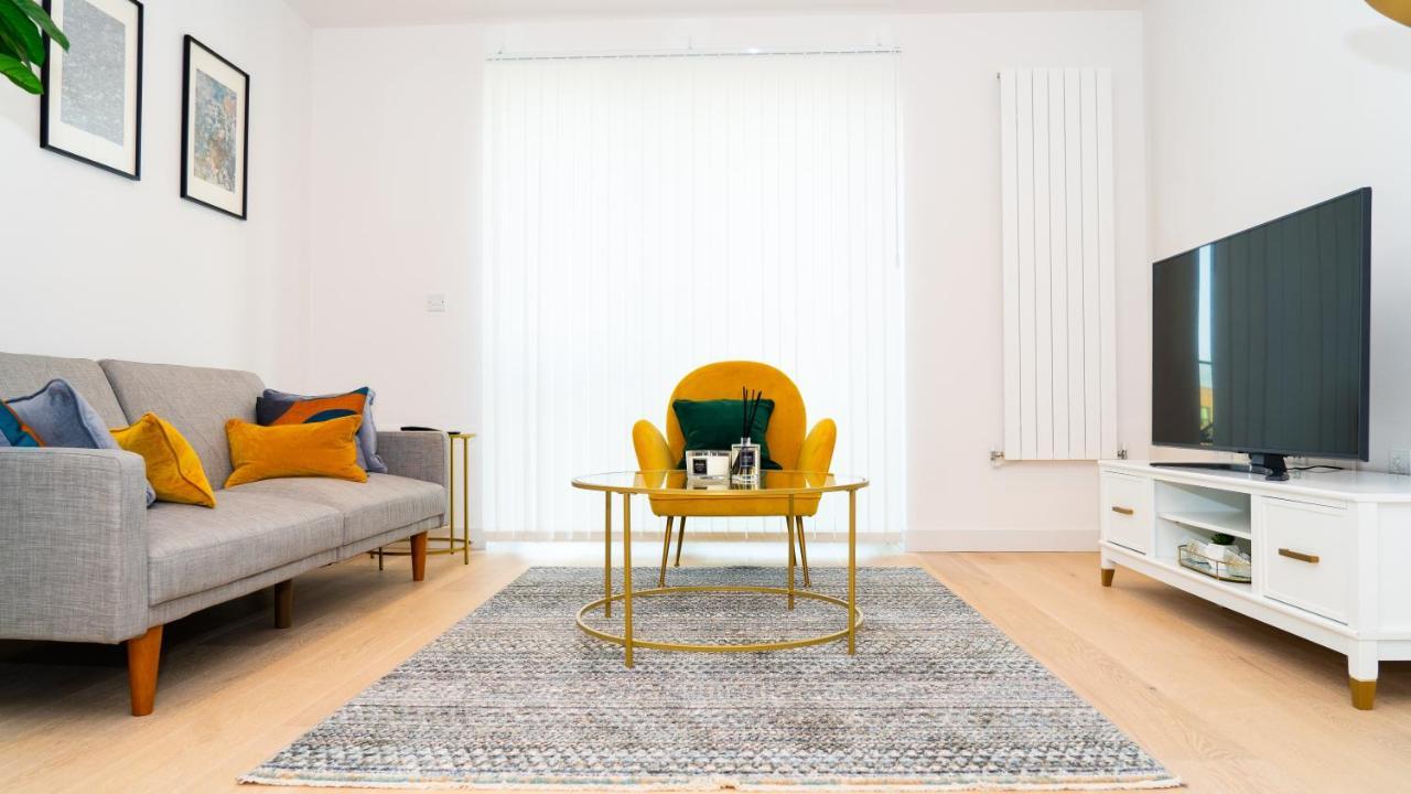 Apartment Lovely 1-bedroom With River & View. London