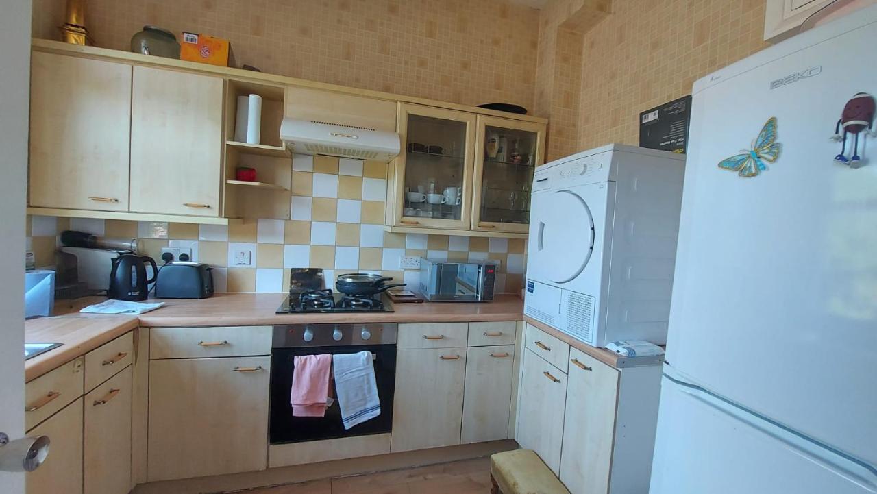 Extra Large One Bedroom Flat With Parking * Londen