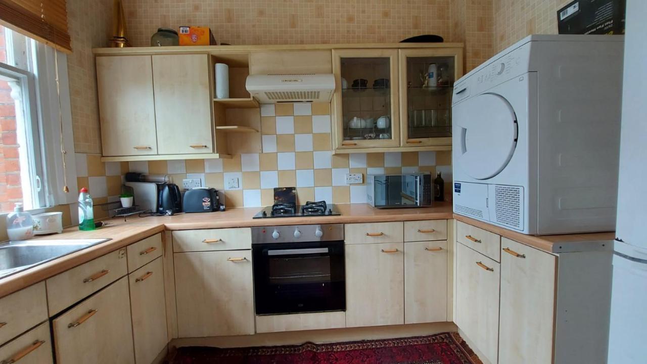 Extra Large One Bedroom Flat With Parking Londen