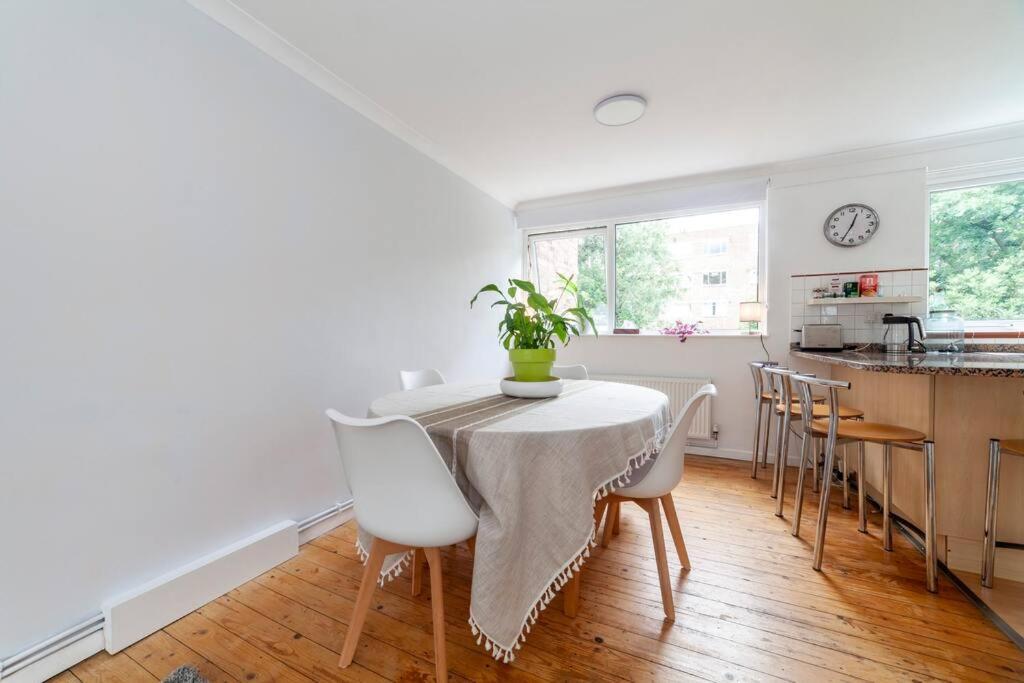 Newly Refurbished 5 Bdr House Wgarden And Parking Holiday home London