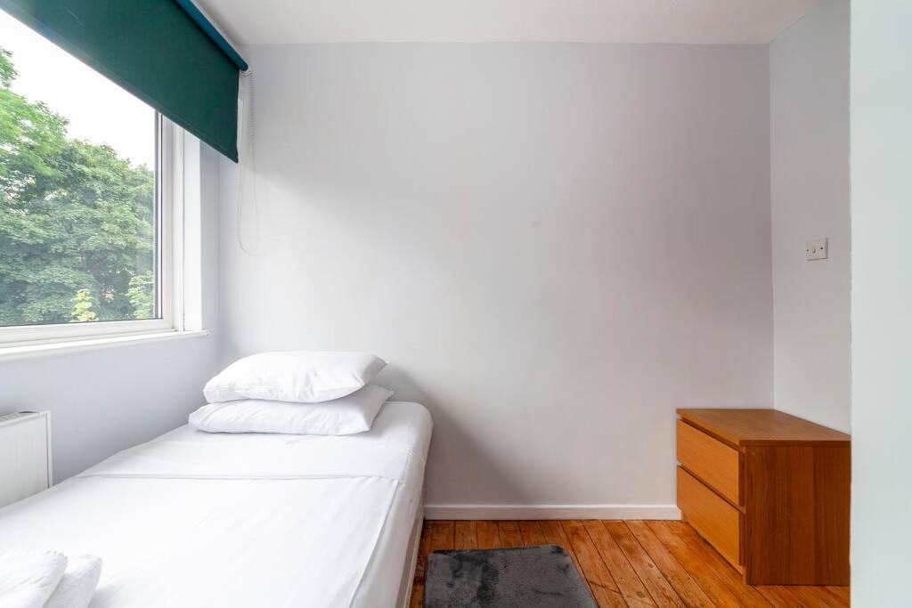 Newly Refurbished 5 Bdr House Wgarden And Parking Holiday home London