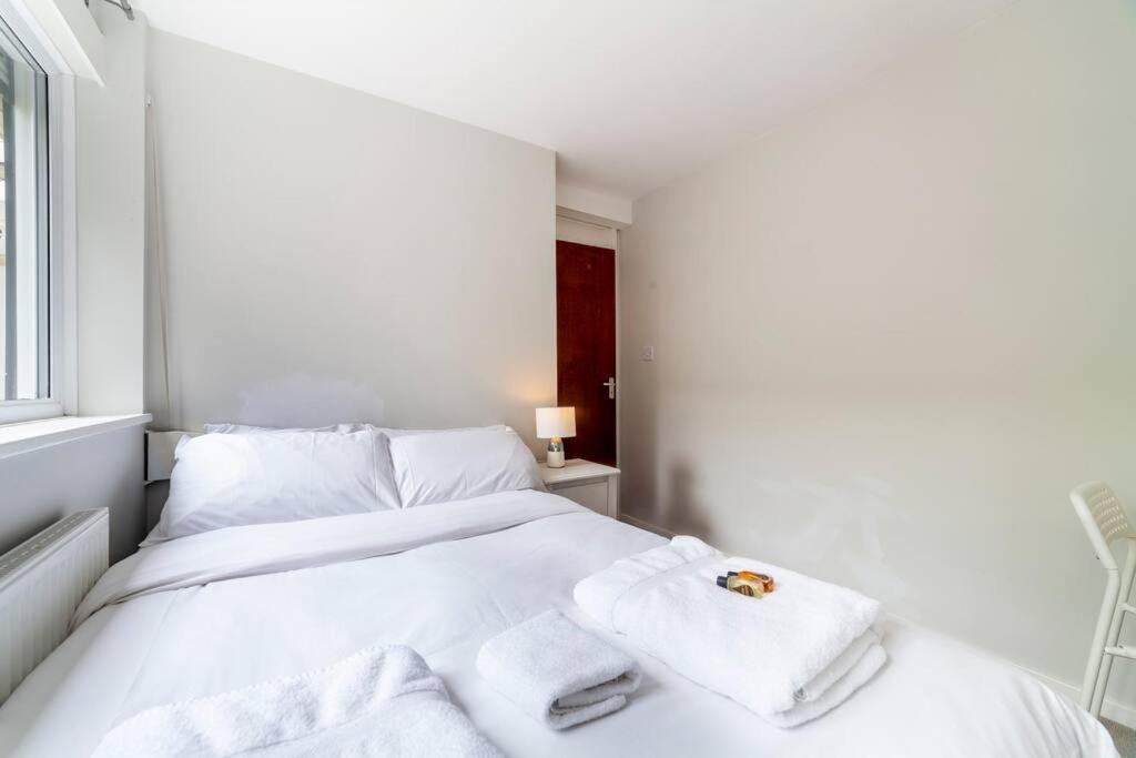 Newly Refurbished 5 Bdr House Wgarden And Parking Holiday home *