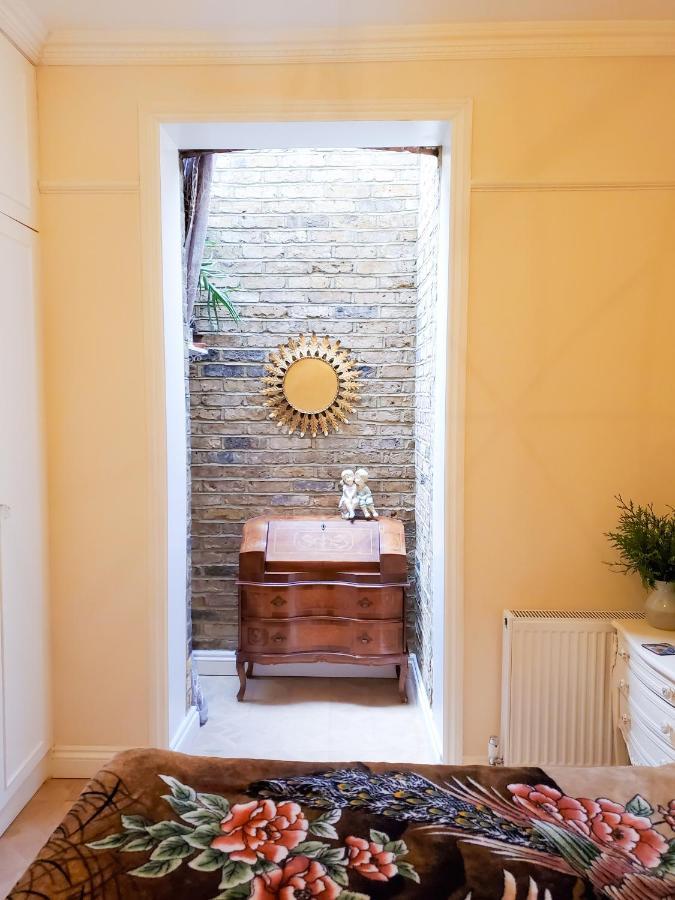 Spacious Refurbished Flat With A Garden Near Tube, Train, Thames And The Center * Londen
