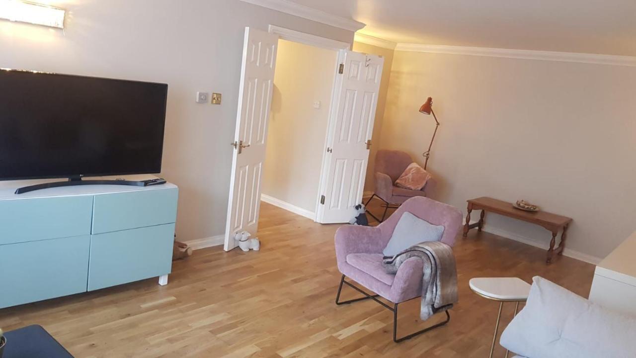 Lovely 2 Bedroom Flat In The Heart Of Water Wimbledon Leilighet *