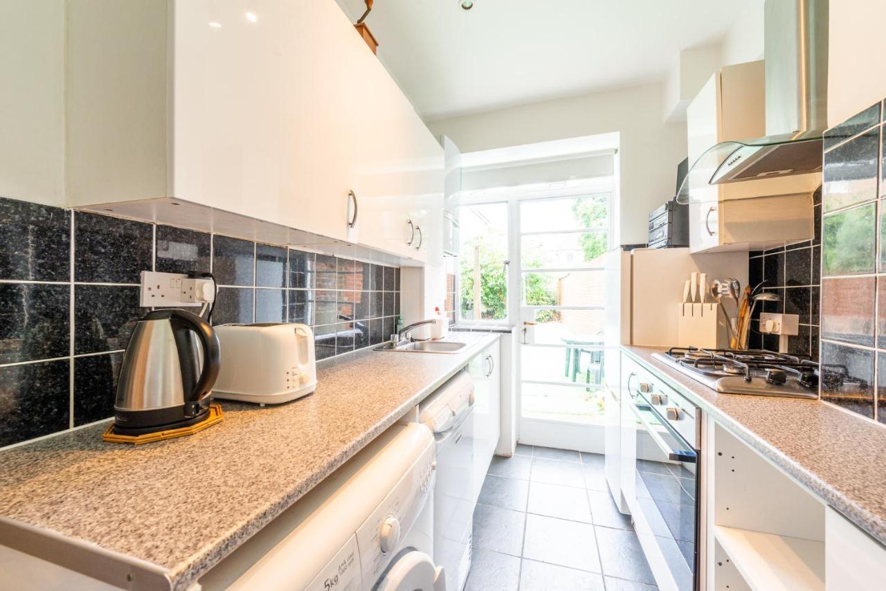 Spacious Shepherds Bush With Garden Apartment
