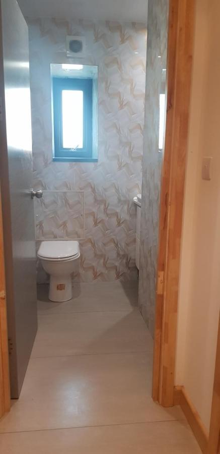 Jadwin Beautiful Share Toilet 2 People Campo de lujo