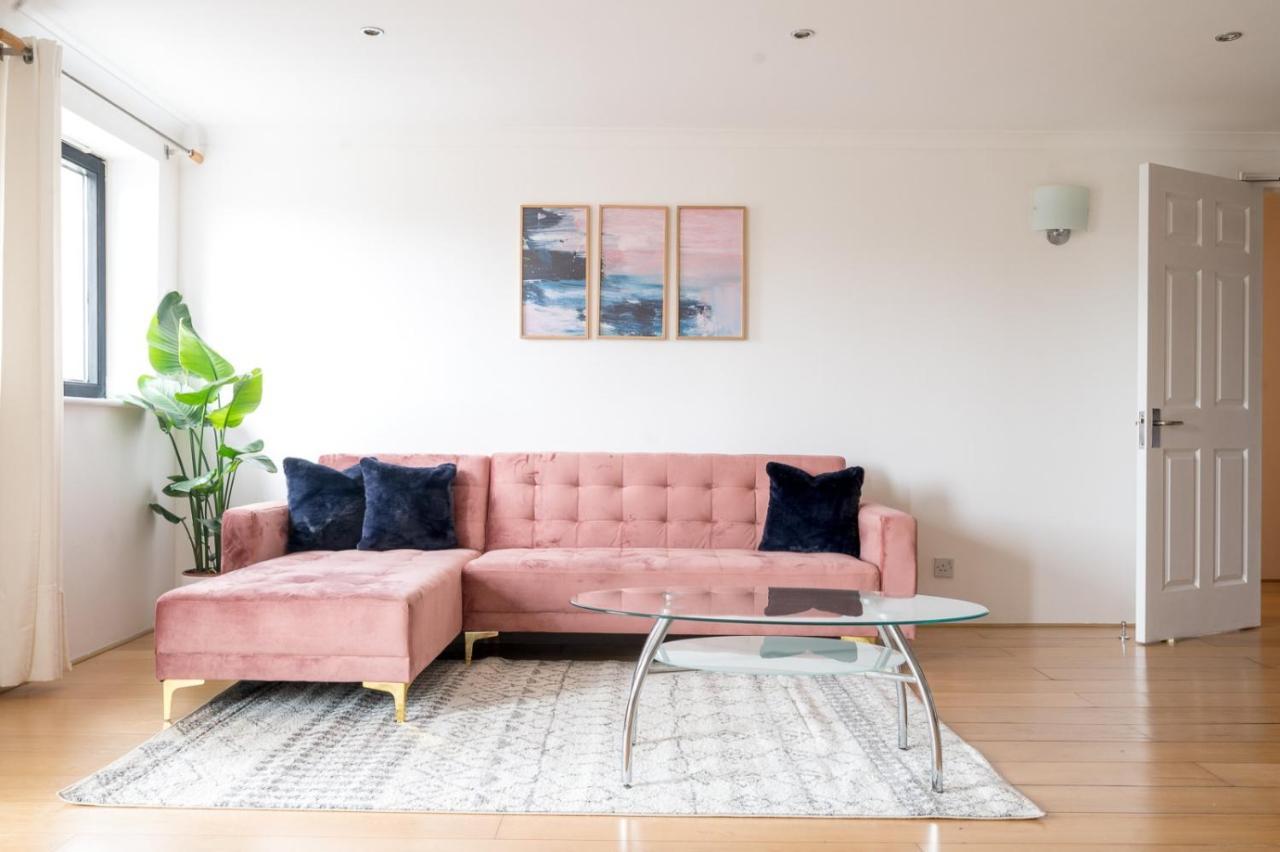 Riverside Two Bedroom In Canary Wharf Apartment
