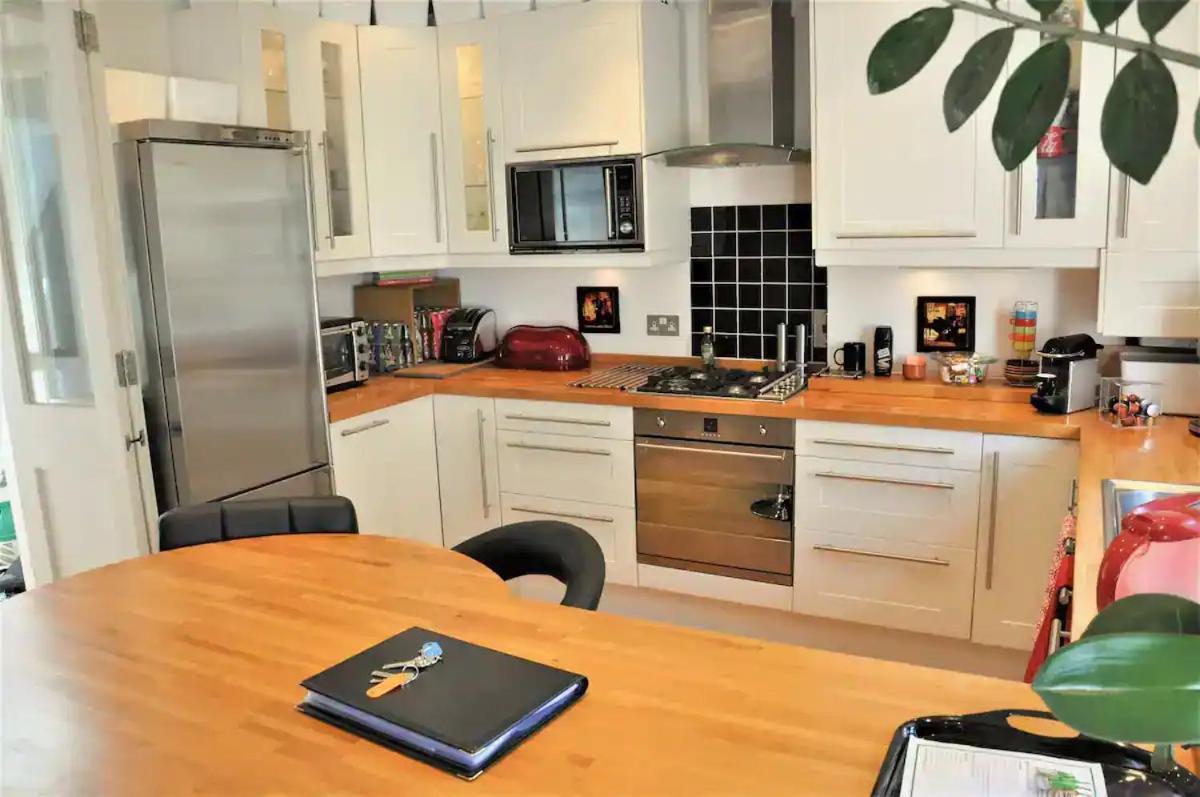 Sunny 2 Bedroom, 2 Bathroom With Roof Terrace *