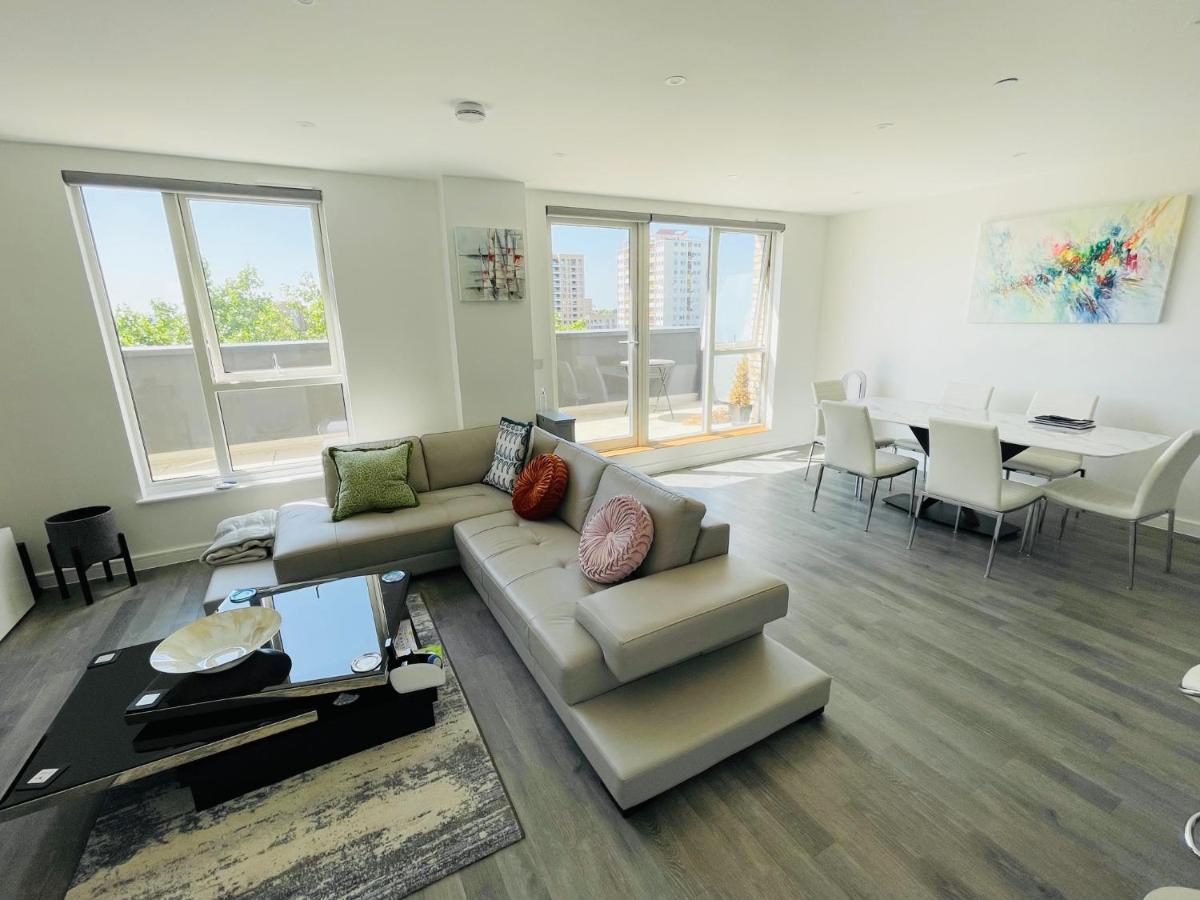 Modern Penthouse Flat With Free Indoor Parking Appartement Londen